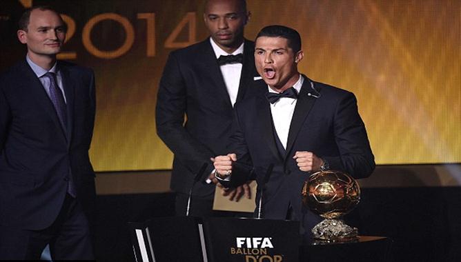VIDEO: Chú rể bắt chước tiếng 'hú' của CR7 trong khi làm lễ cưới
